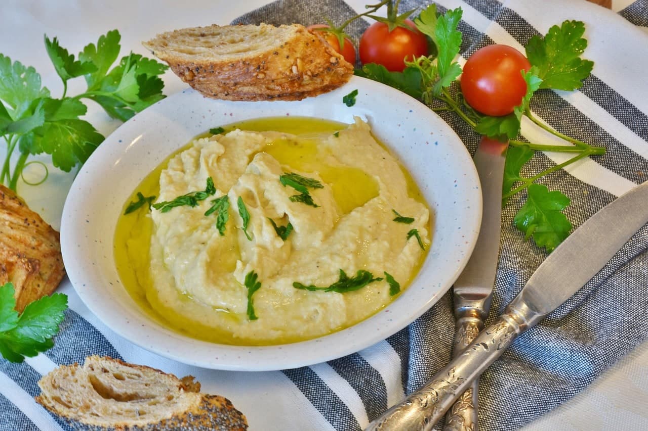 Hummus with cheese and beef spring rolls